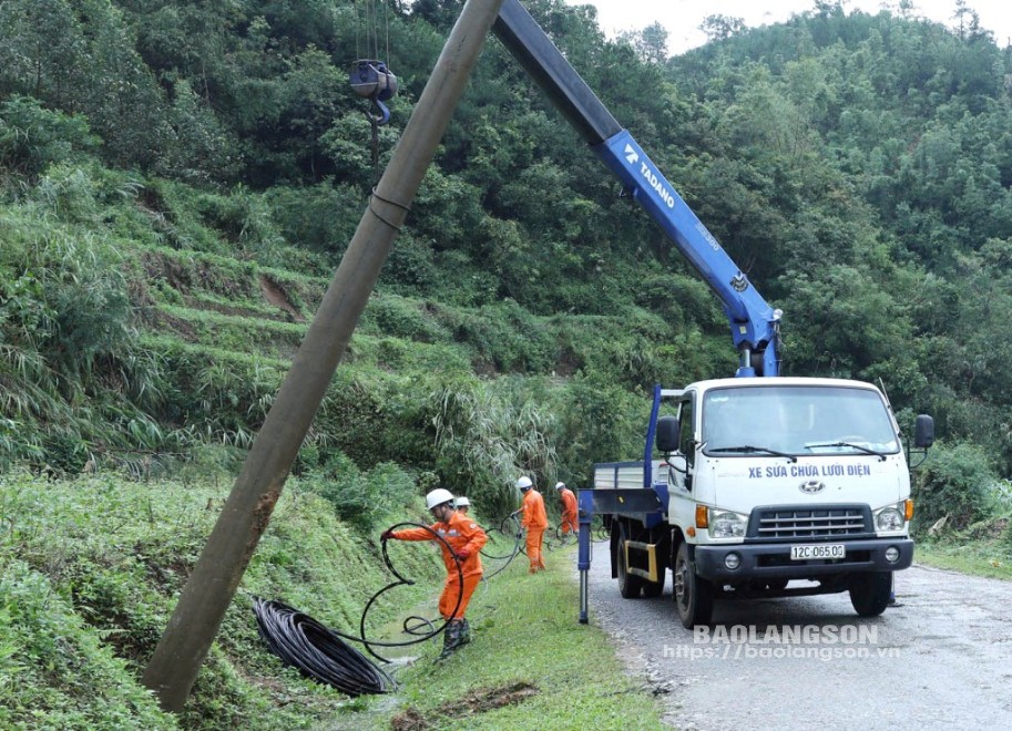 Cán bộ Điện lực nhanh chóng sự cố gãy cột điện tại địa bàn huyện Cao Lộc để cấp điện trở lại cho khách hàng