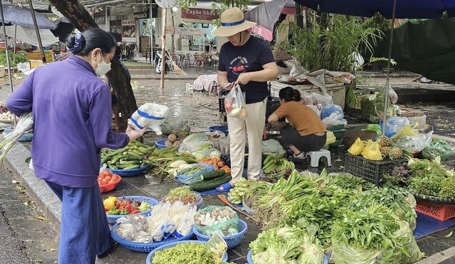 Các hộ kinh doanh tại chợ tuyệt đối không đầu cơ, găm hàng, đẩy giá bán tăng cao. Ảnh: VGP/Thùy Linh