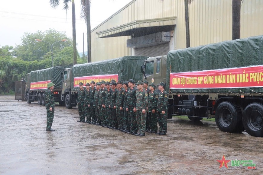  Chỉ huy đơn vị quán triệt nhiệm vụ, mệnh lệnh hành quân cho đội ngũ lái xe.