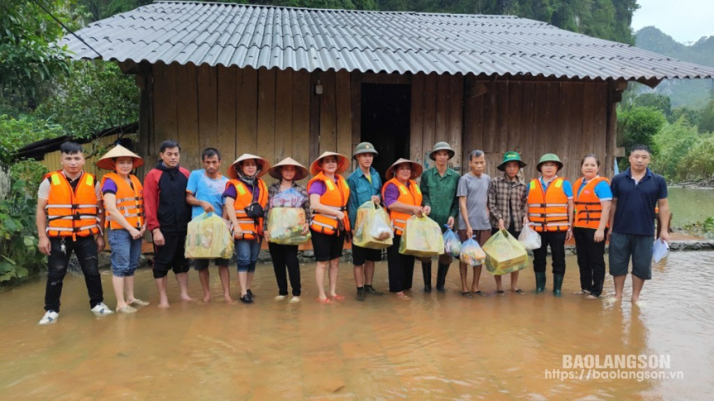 Các hộ gia đình tại thôn Bãi Danh nhận quà hỗ trợ từ các đoàn thiện nguyện