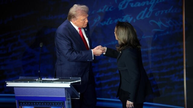 Ứng cử viên đảng Dân chủ Kamala Harris chủ động tới bắt tay ứng cử viên đảng Cộng hòa Donald Trump. Ảnh: AFP 