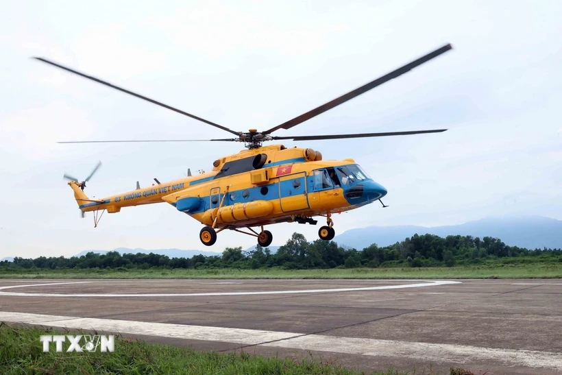 Quân chủng Phòng không-Không quân xây dựng các phương án sử dụng máy bay, lực lượng cứu hộ, cứu trợ nhân dân vùng lũ. (Ảnh: An Đăng/TTXVN)