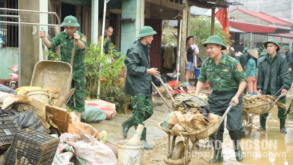 Cán bộ, chiến sĩ Bộ đội Biên phòng tỉnh giúp đỡ người dân xã Đề Thám,huyện Tràng Định dọn dẹp vệ sinh môi trường, nhà ở do bị ảnh hưởngbởi cơn bão số 3