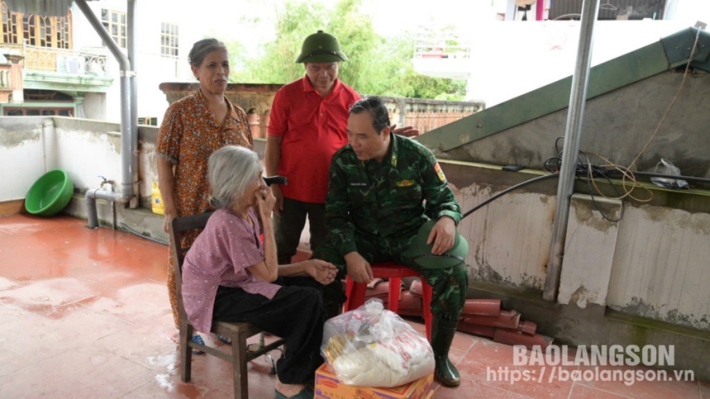 Lãnh đạo Bộ đội Biên phòng tỉnh thăm hỏi, tặng quà hỗ trợ gia đình chính sách trên địa bàn xã Đề Thám, huyện Tràng Định bị ảnh hưởng bởi cơn bão số 3