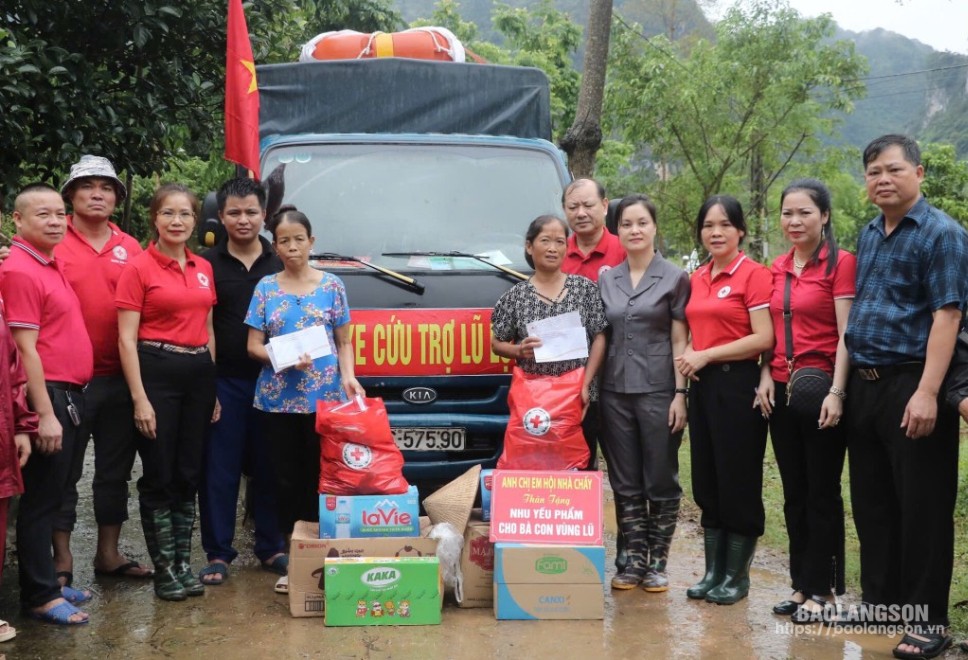 Lãnh đạo Huyện ủy Hữu Lũng cùng Hội Chữ thập đỏ tỉnh và nhà tài trợ  trao quà, nhu yếu phẩm cho các hộ nghèo bị ảnh hưởng cơn bão số 3 tại xã Hòa Bình, huyện Hữu Lũng