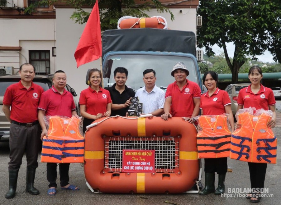 Lãnh đạo Hội Chữ thập đỏ tỉnh cùng nhà tài trợ trao xuồng, áo phao, đèn pin chiếu sáng cho Ban Chỉ huy Phòng chống thiên tai - Tìm kiếm cứu nạn huyện Hữu Lũng