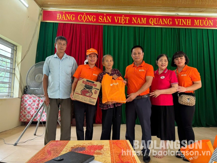 Lãnh đạo SHB Lạng Sơn trao quà cho các gia đình có hoàn cảnh khó khăn bị ảnh hưởng do bão số 3 tại xã Cai Kinh, huyện Hữu Lũng