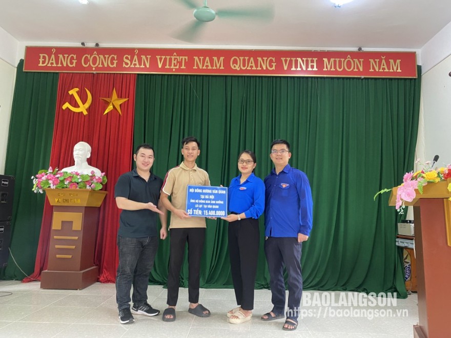 Đại diện Hội đồng hương Văn Quan tại Hà Nội trao kinh phí hỗ trợ người dân bị ảnh hưởng bởi bão lũ cho Huyện đoàn Văn Quan