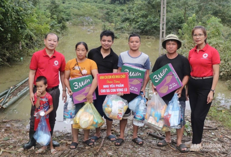 Lãnh đạo Hội Chữ thập đỏ tỉnh trao nhu yếu phẩm cho các hộ nghèo bị ảnh hưởng cơn bão số 3 tại xã Tràng Phái, huyện Văn Quan