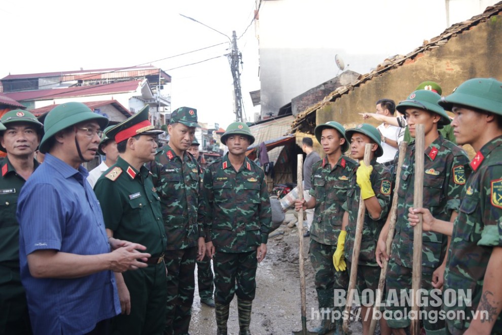 Đồng chí Phó Thủ tướng Chính phủ Bùi Thanh Sơn động viên các lực lượng làm công tác khắc phục lụt bão trên địa bàn huyện Tràng Định