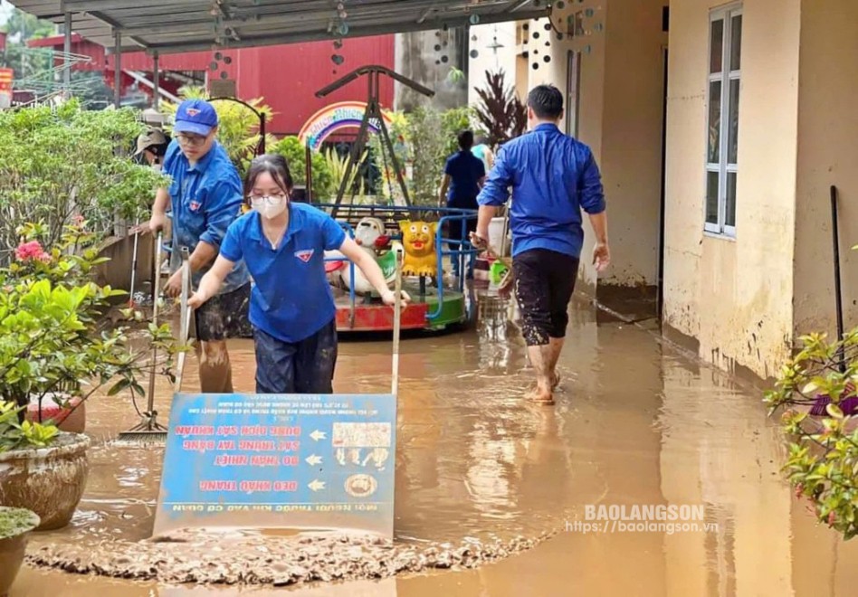 Đoàn viên, thanh niên huyện Chi Lăng hỗ trợ Trường Mầm non Sơn Ca, thị trấn Đồng Mỏ dọn dẹp vệ sinh trường lớp sau bão