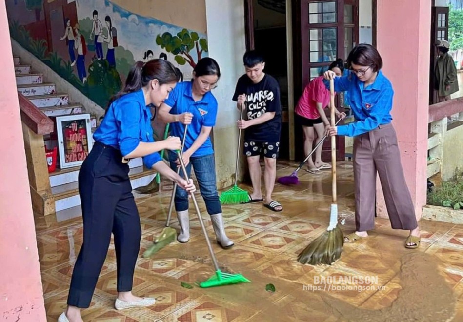 Đoàn viên thanh niên huyện Chi Lăng tham gia dọn dẹp vệ sinh các trường học bị ảnh hưởng bởi bão số 3 trên địa bàn huyện 