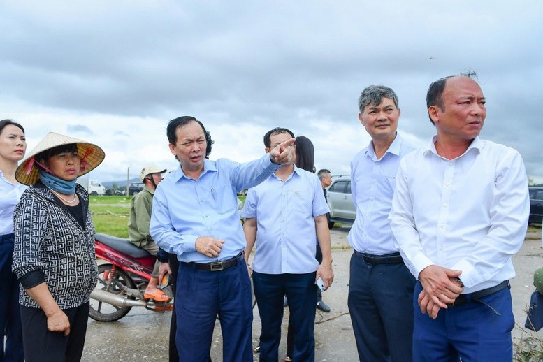 Phó Thống đốc Thường trực NHNN Đào Minh Tú cùng đoàn công tác đã tới thăm, chia sẻ và động viên với một số hộ dân nuôi trồng thuỷ sản tại thị xã Quảng Yên (Quảng Ninh) bị ảnh hưởng nặng nề bởi cơn bão số 3