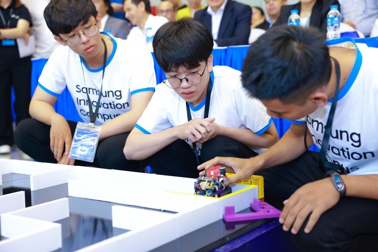 Các em học sinh cùng mô hình robot tự chế tại Cuộc thi Innovation Tech Challenge