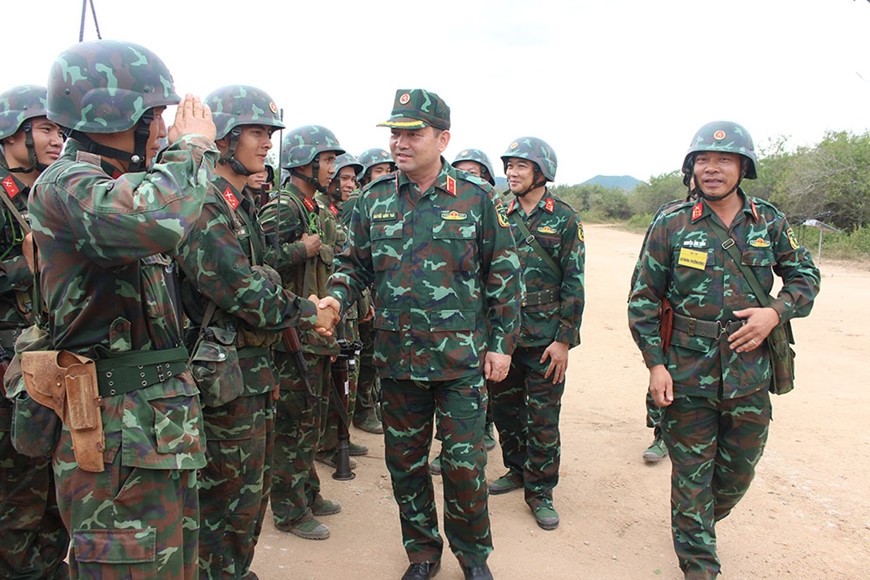 Trung tướng Nguyễn Hồng Thái động viên cán bộ, chiến sĩ Sư đoàn 3 trong diễn tập hiệp đồng quân binh chủng năm 2023. Ảnh: BÙI HIỆP 