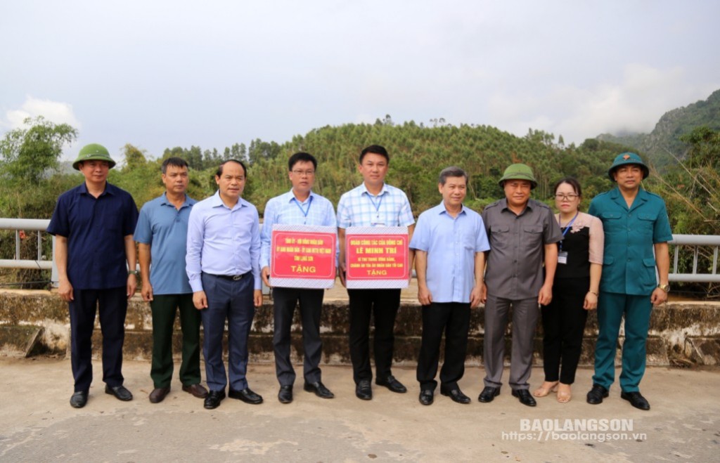 Đồng chí Lê Minh Trí, Bí thư Trung ương Đảng, Chánh án Toà án nhân dân tối cao và lãnh đạo tỉnh Lạng Sơn tặng quà chính quyền xã Hòa Lạc (Hữu Lũng)