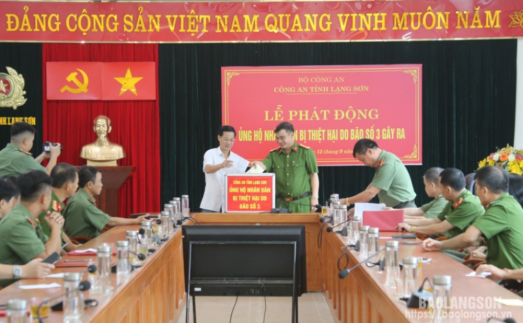 Lãnh đạo Ủy ban MTTQ tỉnh và lãnh đạo Công an tỉnh ủng hộ tại lễ phát động