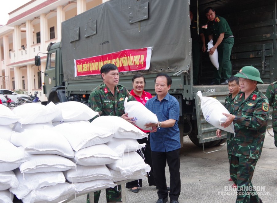 Thủ trưởng Bộ CHQS tỉnh và lãnh đạo huyện Tràng Định cùng đoàn công tác hỗ trợ vận chuyển gạo xuống hỗ trợ cho địa phương.