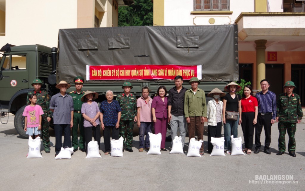 Thủ trưởng Bộ CHQS tỉnh và lãnh đạo huyện Văn Lãng tham gia tặng hỗ trợ gạo cho nhân dân bị thiệt hại nặng trong đợt bão số 3 vừa qua