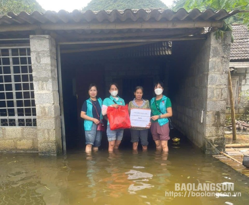 CLB trái tim yêu thương Lạng Sơn tặng quà