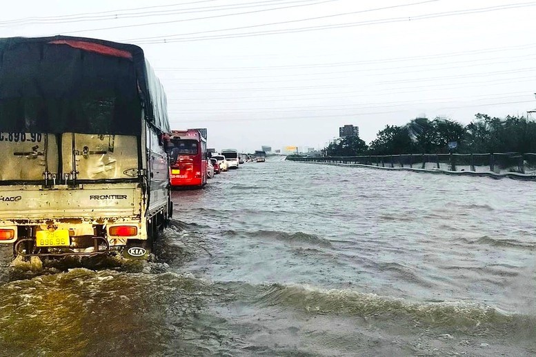 Các bến xe khách và các đơn vị vận tải có trách nhiệm thường xuyên thông tin tình hình diễn biến thời tiết tới chủ phương tiện, lái xe để đảm bảo an toàn cho người, hàng hóa và phương tiện - Ảnh: Báo GT