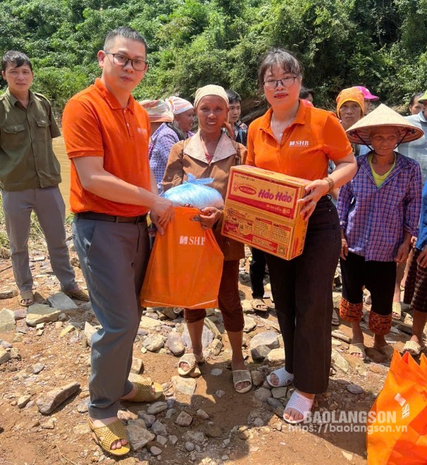 Lãnh đạo SHB Lạng Sơn trao quà cho các gia đình có hoàn cảnh khó khăn bị cô lập do cơn bão số 3 tại xã Xuân Dương, huyện Lộc Bình.