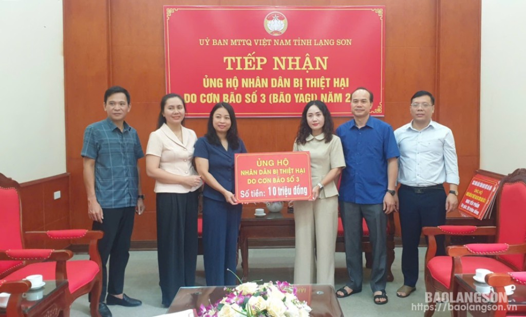 Đại diện Ban Tổ chức Tỉnh ủy (bên phải) trao biển ủng hộ tại Ủy ban MTTQ Việt Nam tỉnh