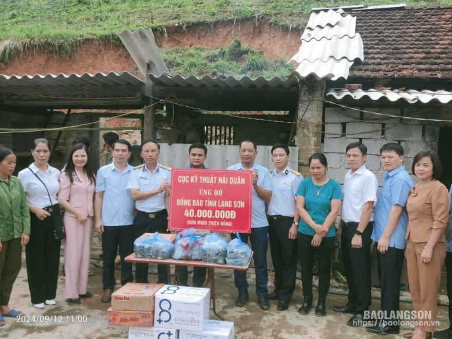 
Cục Kỹ thuật Hải quân, Ban Tuyên giáo Tỉnh ủy Lạng Sơn trao kinh phí hỗ trợ cho xã Bắc Thuỷ
