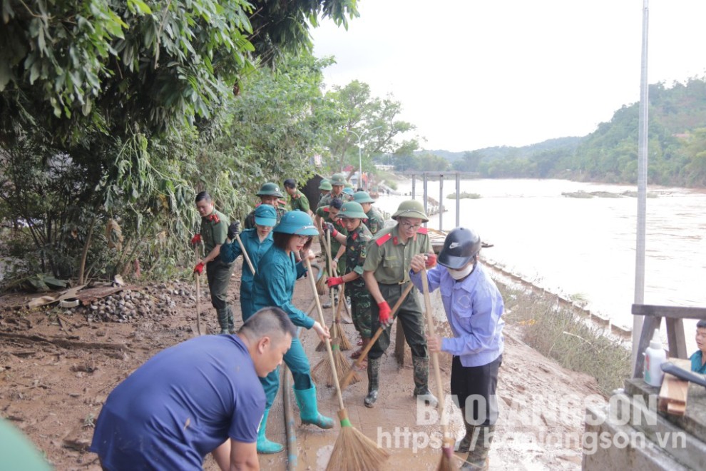 Lực lượng chức năng và người dân thị trấn Na Sầm, huyện Văn Lãng chung sức dọn vệ sinh môi trường sau mưa bão