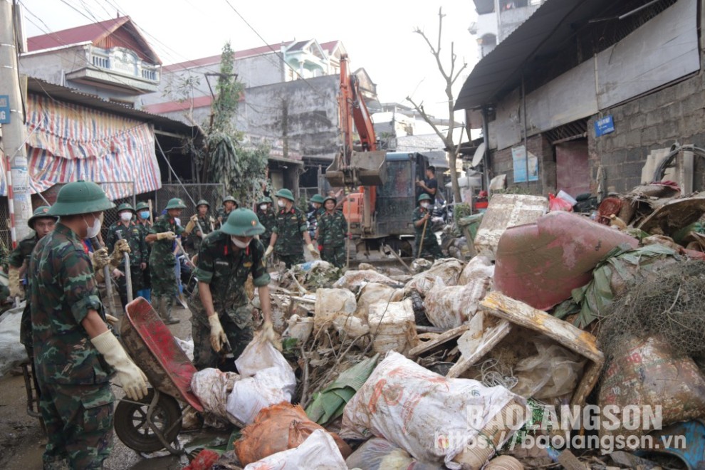 Lực lượng quân đội tham gia dọn vệ sinh môi trường trên địa bàn thị trấn Thất Khê, huyện Tràng Định