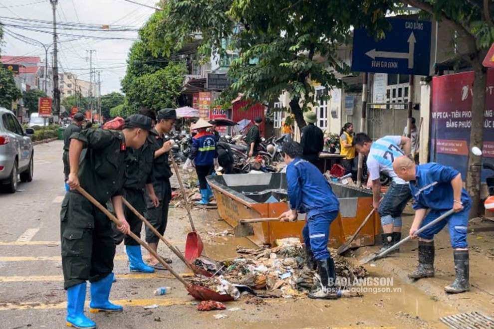 Lực lượng công an hỗ trợ người dân thị trấn Thất Khê, huyện Tràng Định vệ sinh môi trường sau khi nước rút