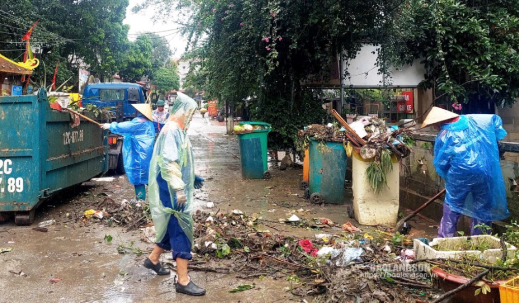 Công nhân Công ty TNHH Huy Hoàng thu gom rác tại phường Tam Thanh, thành phố Lạng Sơn