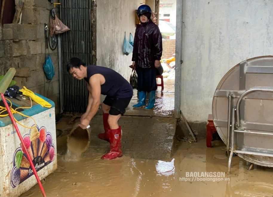 Người dân thị trấn Thất Khê, huyện Tràng Định vệ sinh nhà cửa sau khi nước rút