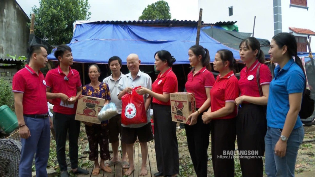 Hội Chữ thập đỏ huyện Hữu Lũng tặng quà hộ dân xã Hồ Sơn, huyện Hữu Lũng  bị ảnh hưởng bởi bão số 3