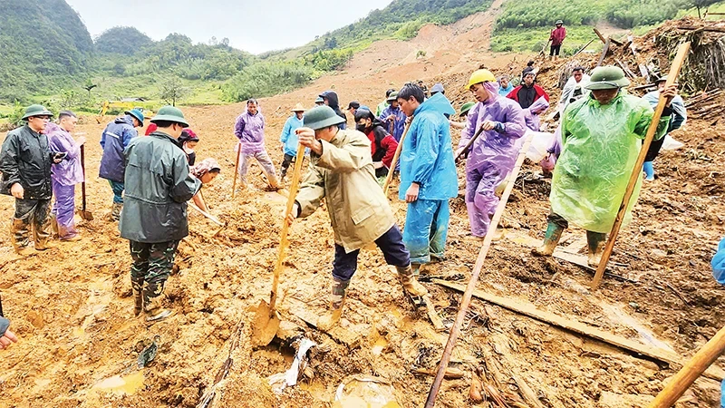 Các lực lượng tỉnh Cao Bằng tìm kiếm nạn nhân mất tích do sạt lở đất ở xóm Lũng Lỳ, xã Ca Thành, huyện Nguyên Bình.