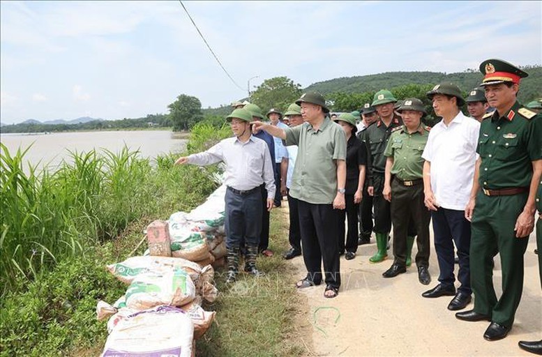 Tổng Bí thư, Chủ tịch nước kiểm tra công tác củng cố, khắc phục sự cố một số điểm xung yếu ở đê sông Lô (xã Trường Sinh, huyện Sơn Dương) - Ảnh: TTXVN