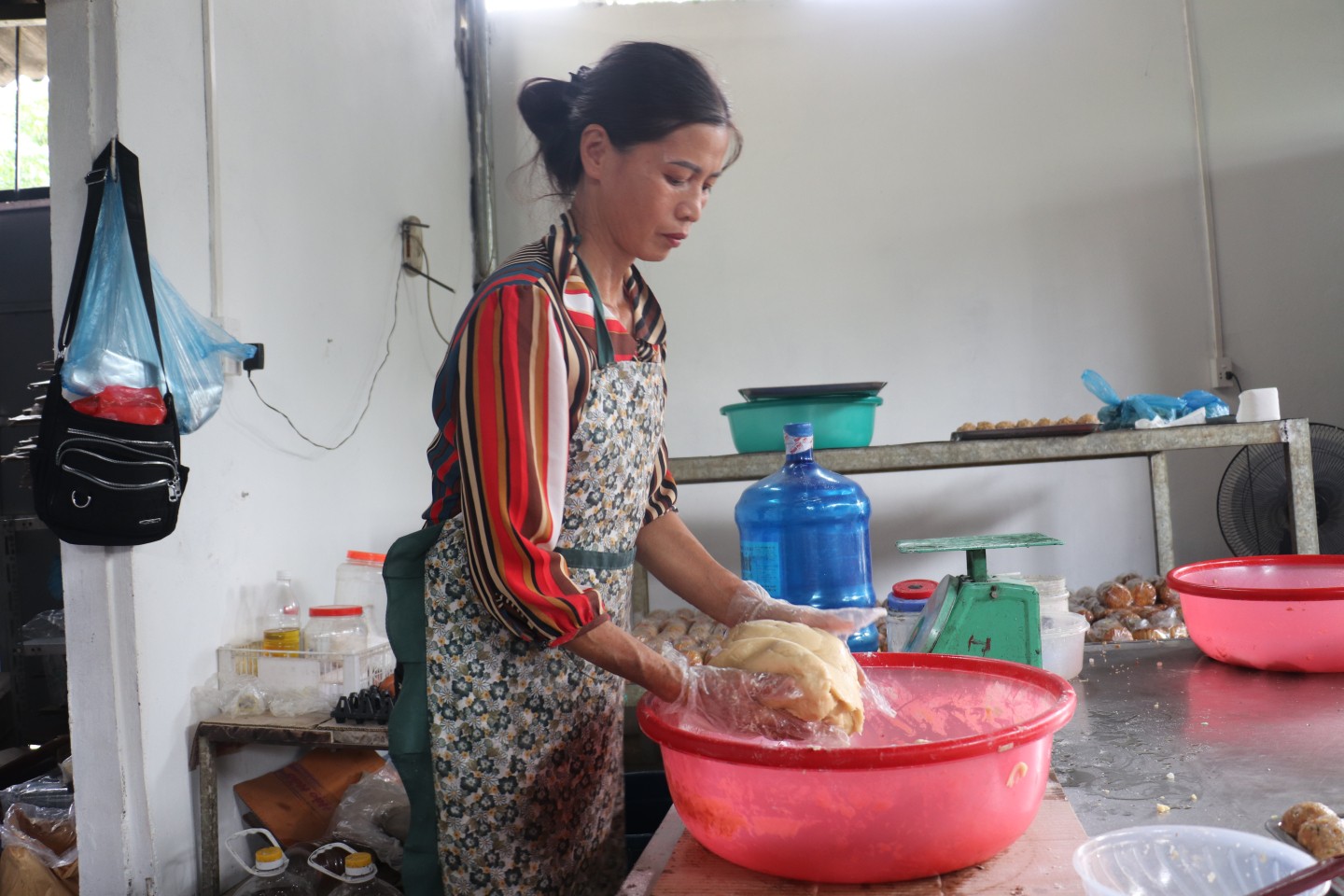 Để làm ra những chiếc bánh nướng thơm ngon, người dân thường sử dụng bột mì trộn với các nguyên liệu như: trứng, bột nở, đường... 