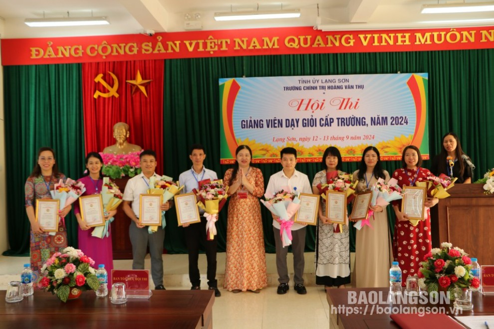 Lãnh đạo Trường Chính trị Hoàng Văn Thụ trao chứng nhận cho các giảng viên đạt danh hiệu "Giảng viên dạy giỏi cấp trường năm 2024"