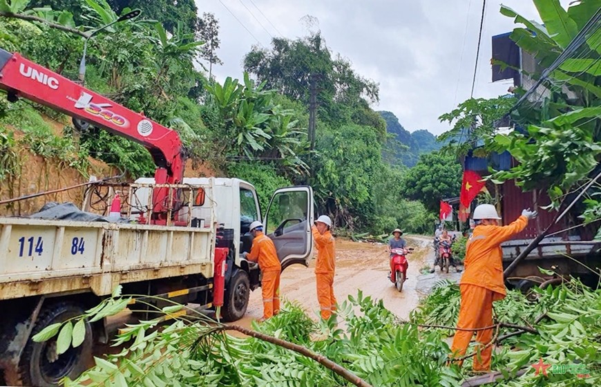  Sửa chữa lưới điện ở Thái Nguyên.