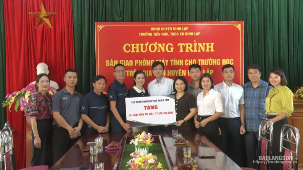 Giám đốc VinFast Lạng Sơn trao biển tặng máy tính cho Trường Tiểu học và trường THCS xã Đình Lập