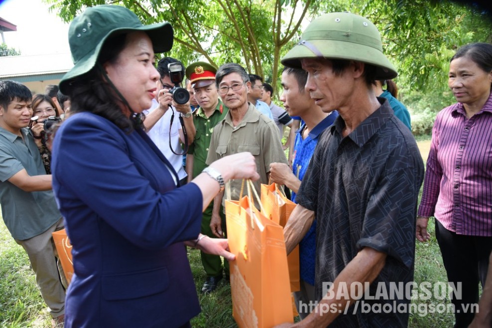 Phó Chủ tịch nước Võ Thị Ánh Xuân trao quà cho người dân 2 xã Yên Bình, Hòa Bình, huyện Hữu Lũng