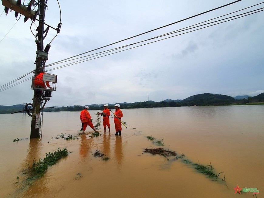 Ngành điện miền Bắc huy động lực lượng xung kích hỗ trợ các địa phương bị ảnh hưởng nặng nề hệ thống điện do cơn bão số 3.