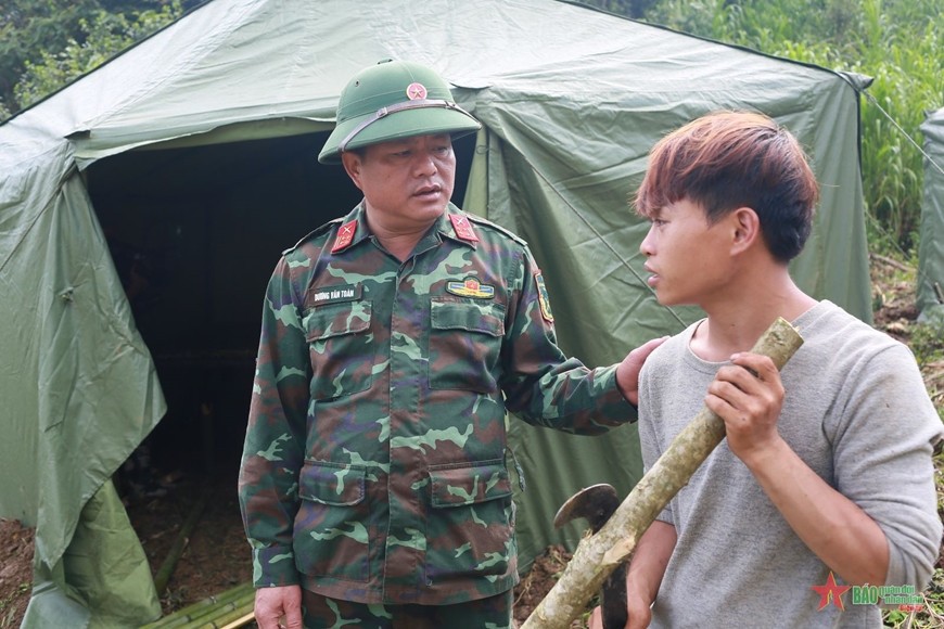 Cán bộ Bộ CHQS tỉnh Cao Bằng động viên đồng bào tại nơi ở mới.