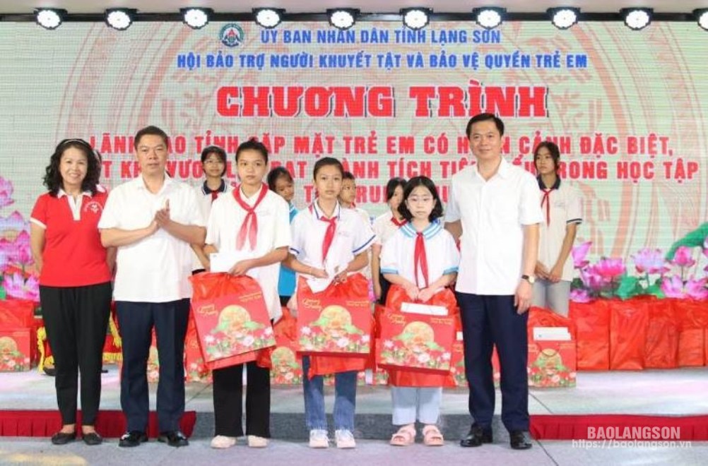 Đồng chí Đinh Hữu Học, Phó Chủ tịch HĐND tỉnh và đồng chí Đoàn Thanh Sơn, Phó Chủ tịch UBND tỉnh cùng đại diện Câu lạc bộ Thắp sáng niềm tin trao quà cho học sinh nghèo vượt khó tại chương trình