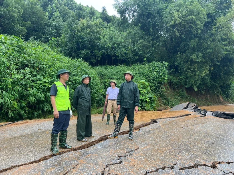 Một vị trí đường bị hư hỏng nặng nề sau ảnh hưởng của mưa lũ tại Yên Bái. (Ảnh: PV/Vietnam+)