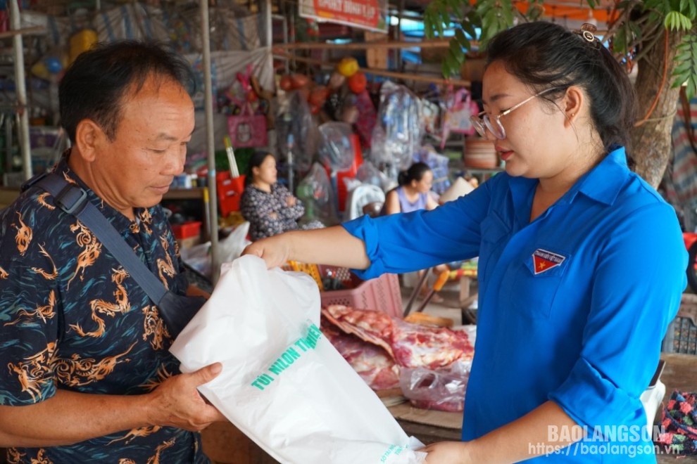 Đoàn viên thanh niên huyện Đình Lập tuyên truyền các hộ kinh doanh về sử dụng túi nilon thân thiện với môi trường