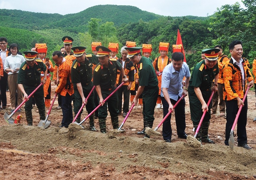 Các đại biểu thực hiện nghi thức khởi công xây dựng Nhà văn hóa thôn Hòa Bình. 