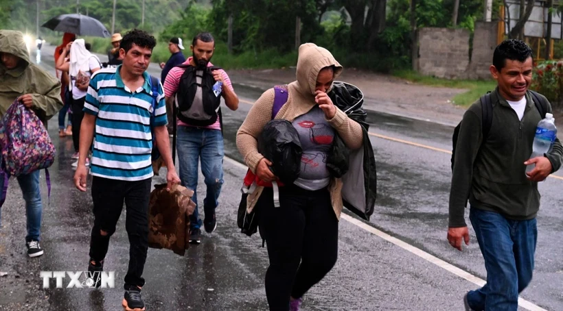 Người di cư di chuyển tới El Florido (Honduras), giáp giới với Guatemala, trong hành trình tới Mỹ ngày 20/10/2022. (Ảnh: AFP/TTXVN)