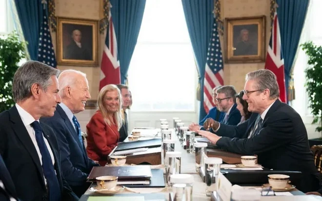 Tổng thống Biden và Thủ tướng Anh Starmer (giữa bên phải) trong cuộc hội đàm ở Nhà Trắng. (Nguồn: AFP)