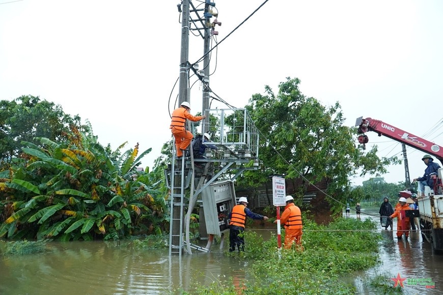  Sửa chữa lưới điện ở Thái Nguyên.